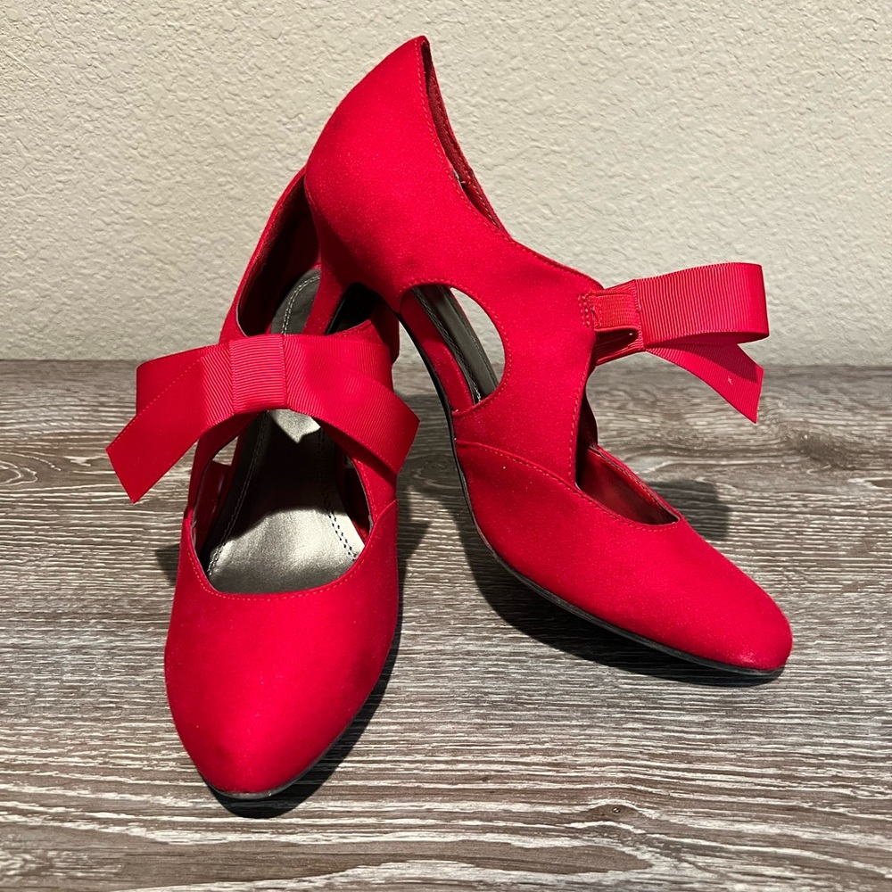 IMPO Red Women's Shoes heels with Bow Accent sz 8  Valentine’s Day!! - Picture 2 of 6